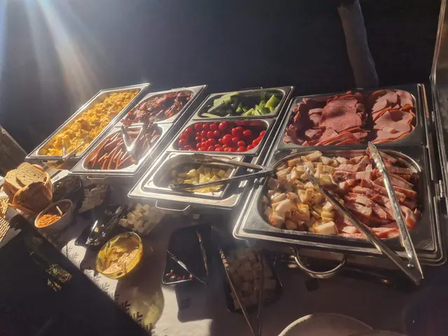 Bufet cu tavi gastronorm si platouri reci, sub lumina aurie