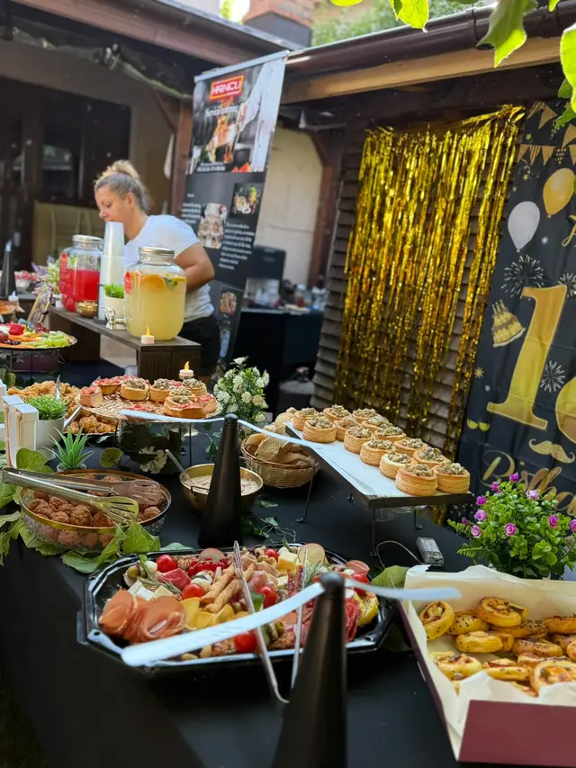 Bufet de majorat, cu fundal auriu, limonade si tartine