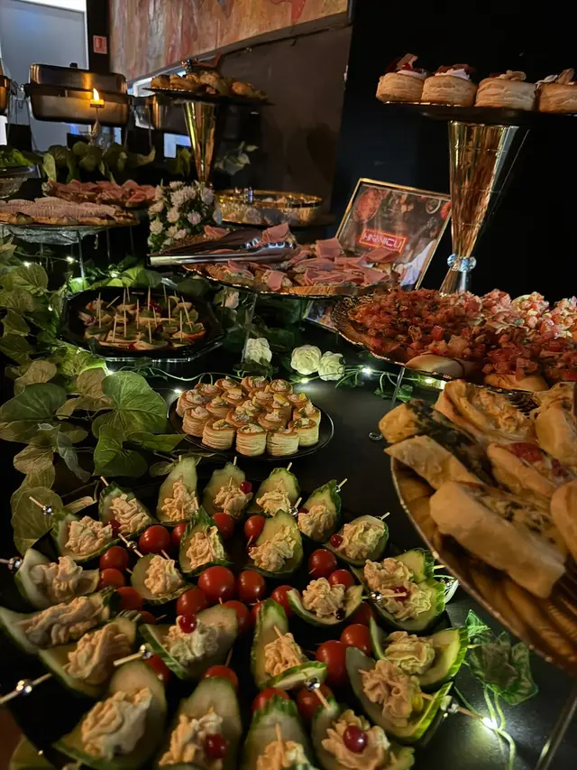 Canapele si aperitive fine, la un eveniment de seara, langa bannerul Harnicu