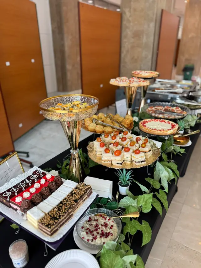 Candy bar cu prajituri, tartelete si etajera argintie