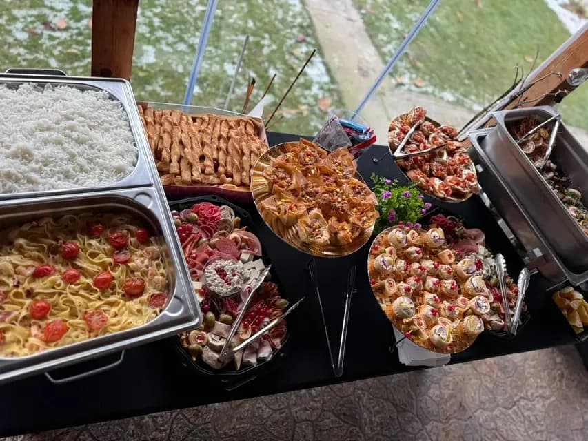 Etajera cu platouri de mezeluri si tartelete, la un eveniment in aer liber