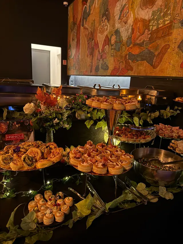 Etajere cu mini-tarte si dulciuri, decorate cu flori de toamna, la un eveniment de seara