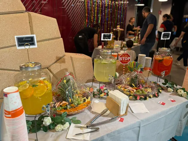 Bar cu limonada, fructe si branzeturi, la o petrecere cu decor colorat