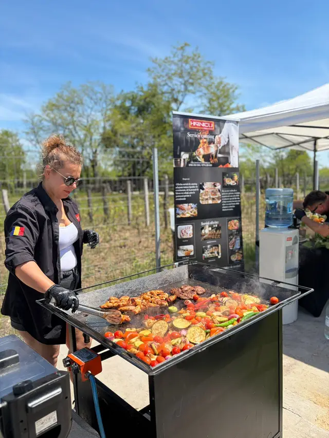 Live cooking pe plancha, in aer liber, langa bannerul Harnicu