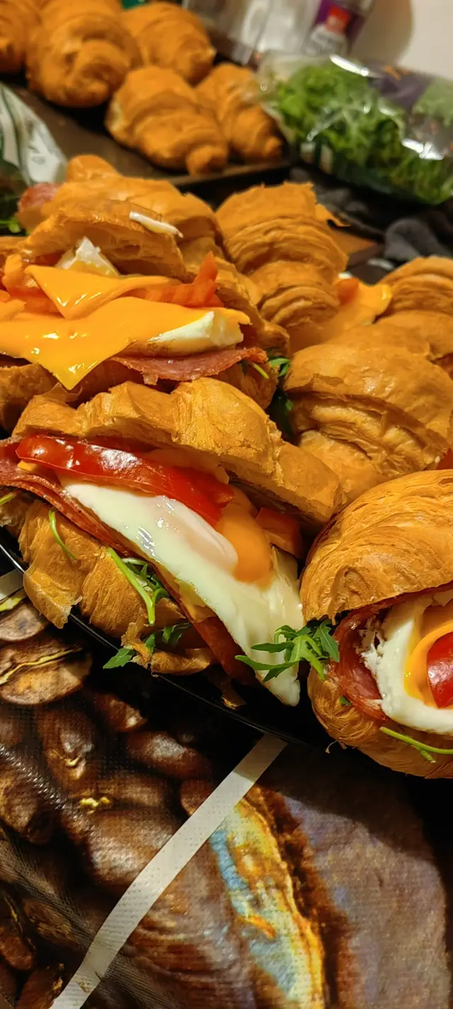 Croissante, sandvisuri cu sunca si branza, pregatite pentru un mic dejun de echipa