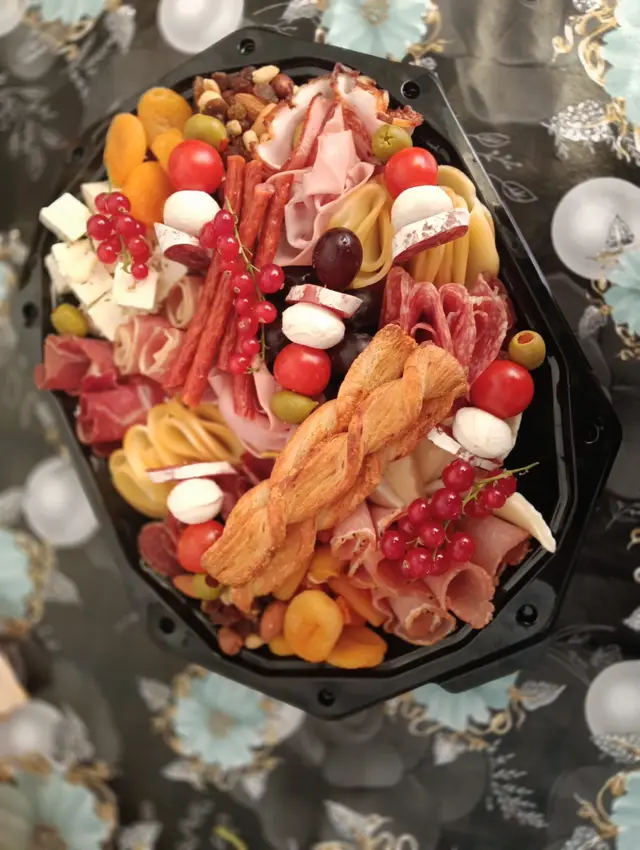Platou de charcuterie cu grisine, mozzarella, caise si coacaze rosii
