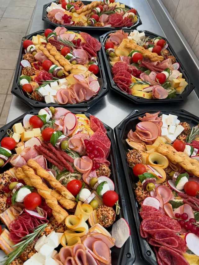 Platouri de charcuterie in tavi hexagonale negre, pregatite pentru livrare