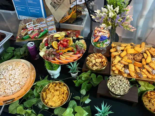 Statie de snack cu platou de fructe, biscuiti sarati si fructe uscate
