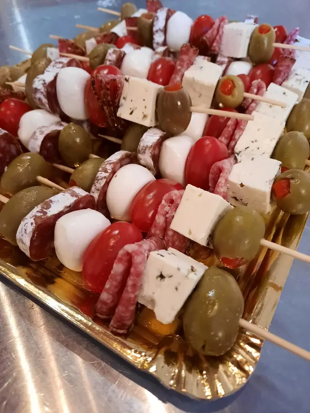 Frigarui cu mozzarella, rosii cherry, masline si salam, pe tava aurie