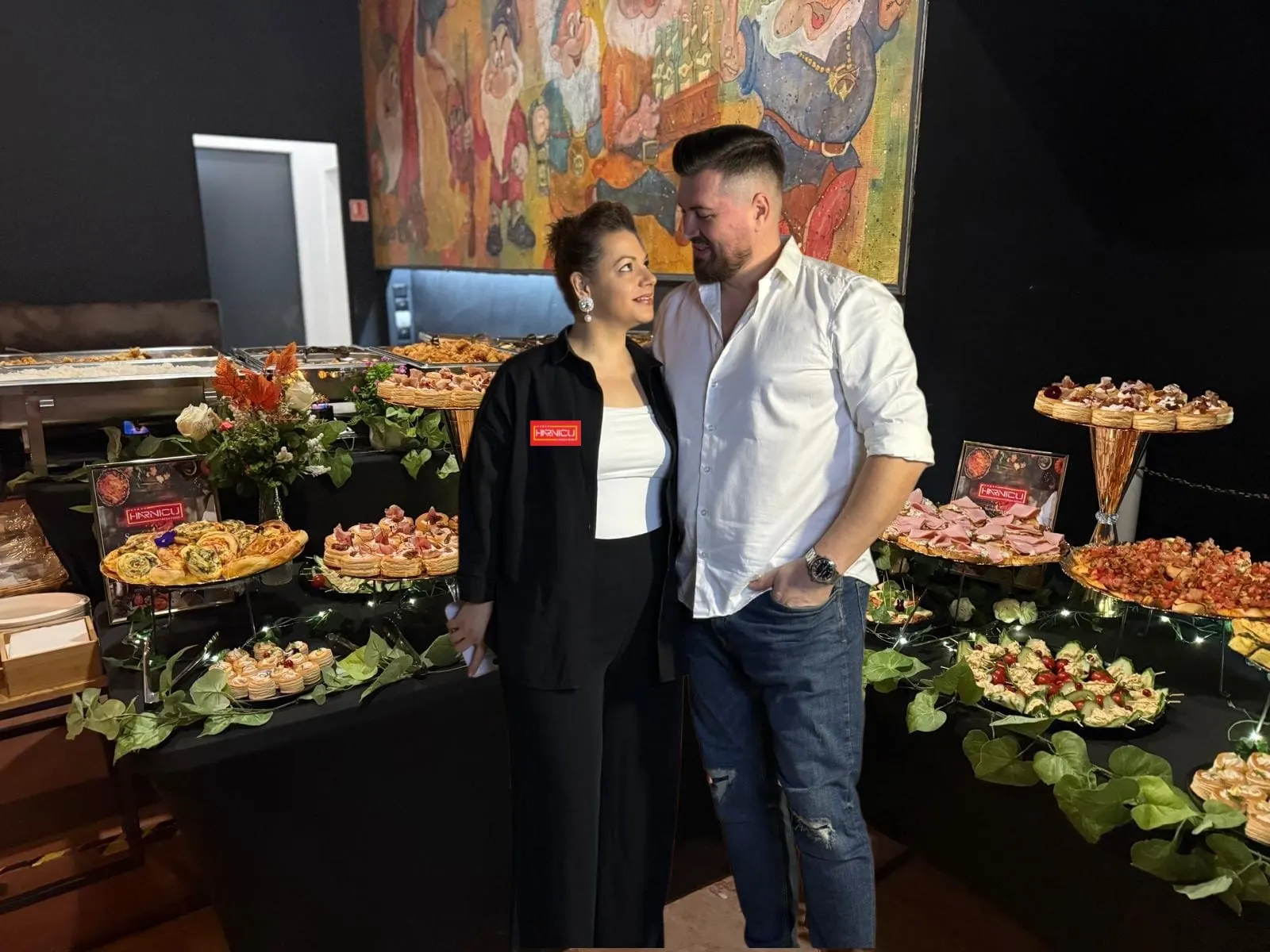 Doinita si Nicu, fondatorii Harnicu, la un eveniment elegant, in fata unui bufet de aperitive si dulciuri